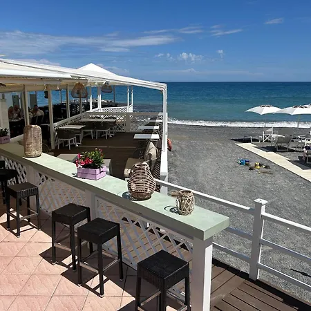 Caprice Flat Sleeps 4 With Garden * Colletta